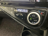 【オートエアコン】一度お好みの温度に設定すれば、車内の温度を検知し風量や温度を自動で調整。暑い&hellip;寒い&hellip;と何度もスイッチ操作をする必要はありません。快適な車内空間には必須の機能ですね♪