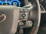 前方の車との車間を設定し、スピードを上げたり緩めたりを自動で行ってくれる追尾式の「レーダークルーズ」。上級装備の一つです!高級車にしかつかない嬉しい機能です。