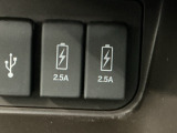 スマートフォンなどの充電に便利なUSBジャック。運転席からも助手席からも使いやすいです。