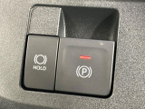 【電動パーキングブレーキ】パーキングブレーキは便利な電動式!ボタン一つで操作でき、アクセルを踏めば自動で解除されます♪レバーやペダルが無いので運転席廻りもすっきりしますね♪