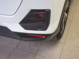 コーナーセンサーを車両の前後に装備。障害物までの距離に応じて警告音を変えてお知らせ。縦列駐車時や駐車場・車庫などでの取り回しをサポートします。詳細は販売店スタッフまでお尋ねください。