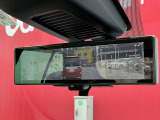 インテリジェント ルームミラーは、車両後方のカメラ映像をミラー面に映し出すので、車内の状況や、天候などに影響されず、いつでもクリアな後方視界が得られます