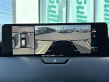 【パノラミックビューモニター】クルマを真上から見下ろした視点で駐車をサポートします。クルマの斜め後ろや真横など、いち早く障害物に気が付くことができます。