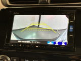 リバースギアに入れるだけで後方の表示へ切り替わります。夜間や雨の日の駐車も楽になりますよ。