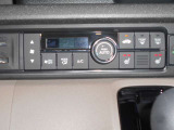 フルオートエアコンです。運転席・助手席にシートヒーター装備です☆