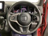 ハンドルにHondaセンシング系のクルーズコントロールやレーンキープアシストなどのスイッチと、オーディオの操作スイッチが装備されています。ハンドルから手を離さず安全に操作できます。
