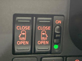 【両側パワースライドドア】スマートキーや運転席のスイッチで後席両側スライドドアの開閉が可能♪電動だから力を入れてドアを開ける必要が無く、小さなお子様でも簡単に開け閉めでき快適です♪