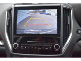 車両後方の映像を車内のディスプレイに表示し、駐車時や後退時の障害物や歩行者の確認を補助します。 広角レンズを採用し、広い範囲を映し出すことができます。