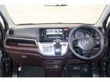 操作性に優れた運転席となります!小物入れや各ボタンの配置にこだわり、使いやすいです!座り心地もよく視認性も良好なのでロングドライブもお任せ下さい!