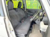 運転席まわりには十分なスペースがあり、大柄な方でもゆったり運転していただける環境です。