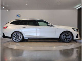 【BMWの伝統-3】BMWのお車は、&ldquo;駆け抜ける歓び&rdquo;を体現しております。走行の安定性とコーナリングの良さを追求し、思い通りにハンドルの操作可能です。