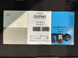 スマートキーは鍵をバッグに入れたままでもドアロックの開閉やエンジンのON・OFFができます。夜間や雨の日も鍵を探さなくて良いので便利です。