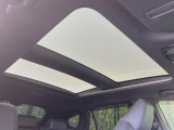 【ガラスルーフ】ガラスルーフ搭載で車内の解放感が一気にアップ!開放的なドライブをお楽しみいただけます。