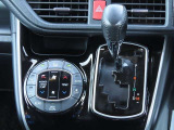 デュアルオートエアコン搭載☆運転席と助手席でエアコンが独立しているのでドライバーも同乗者もより快適にドライブができます♪