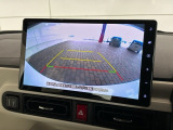 リバースギアに入れるだけで後方の表示へ切り替わります。夜間や雨の日の駐車も楽になりますよ。