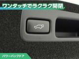 パワーバックドア付です!ボタン一つで開閉が出来てとても便利ですね。しっかりと最後まで閉まりますので、半ドアの恐れも無くなります!