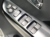 【電動格納ミラー】サイドミラーは電動格納式となっており、狭い駐車場でもキズがつくリスクを抑えられます。