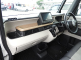★助手席周辺★ダッシュボードに収納量豊富なBOXがあり、いつもすっきりとした車内!ほしい場所にちょうど良い収納を備えています。大きなフロントガラスによって見晴らしも良く快適な座り心地となっております!