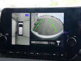 アラウンドモニターが運転席にいながら、クルマの前後左右の状況を映し出します。