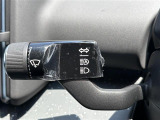 【オートライト(AUTO)】外の明るさをシステムが感知して、自動でヘッドライトが点灯します。ヘッドライトをつけ忘れを防ぐ便利機能です。