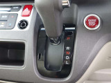 【スマートキー】を車の中に持ち込んでブレーキを踏みボタンを押すだけでエンジンスタート!キーを取り出し刺したり・回したりが無くとても便利です☆