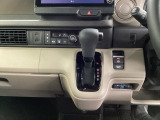 操作しやすいインパネシフトに加え、電子パーキングブレーキを採用。足元まわりがすっきりしており、前席の移動や乗り降りもしやすいレイアウトです。