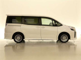 両側パワースライドドア付きだから、狭い駐車スペースなどでの 乗り降りラクラク!小さなお子さまのいるご家庭には嬉しい装備。