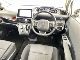 運転席まわりです。 各操作スイッチは使いやすい位置に配置されてます。