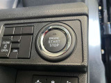 付いてて便利!とても人気の高い装備のスマートキーシステム。キーを携帯しているだけで、ドアロックの開閉並びにエンジンの始動が可能な装備です。