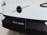 エンジンを搭載しないBEVモデルのため、フロントグリルのないスッキリとしたデザインです またボルボエンブレムにはフロントカメラが搭載済みです