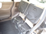 ◆チップアップ&ダイブダウン機構付【ULTR SEAT】は後席座面を左右分割で跳ね上げることができます。トランクで積載できない背の高い荷物をラクラク収納できます。ホンダ車ならではの人気装備です。