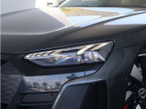 必要な場所を正確に照らすマトリクスLEDヘッドライトの機能と美しさ、LEDをストライプのように並べたウイング形状のデイタイムランニングライトは、美しく、昼間走行中の識別性を高めるAudiオリジナルのアイデアです