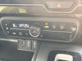 【オートエアコン】一度お好みの温度に設定すれば、車内の温度を検知し風量や温度を自動で調整。暑い&hellip;寒い&hellip;と何度もスイッチ操作をする必要はありません。快適な車内空間には必須の機能ですね♪