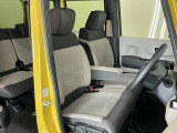 【ベンチシート】運転席と助手席の移動もスムーズ!狭い駐車場での乗り降りや、お子様の乗り降りにも便利です。座席の間にコンソールボックスやドリンクホルダーがないため、車内空間が広く感じます。