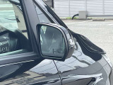 【ブラインドスポットアシスト】走行中車両の斜め後ろの死角エリアをモニタリングし、ドアミラー内蔵のインジケーターを点灯させて注意喚起し、安全な走行のサポートをします。