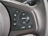 ◆アダプティブクルーズコントロール◆予め設定した車速内でクルマが自動的に加減速。前走車との適切な車間距離を維持しながら追従走行します。【LKAS】車線維持支援システムでステアリング操作を支援。