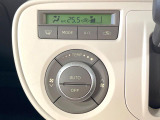 【オートエアコン】一度お好みの温度に設定すれば、車内の温度を検知し風量や温度を自動で調整。暑い&hellip;寒い&hellip;と何度もスイッチ操作をする必要はありません。快適な車内空間には必須の機能ですね♪