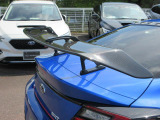 STIドライカーボンリヤスポイラー装着車。軽量・高剛性のドライカーボン製で、BRZのスポーティなリアビューを演出します。