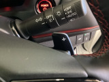 ステアリングホイール・後ろの減速セレクターは、左右に取り付けられた2つのパドルスイッチで減速の強さを調整。 左側の「-」を操作すると減速を強く、右側の「+」を操作すると減速を弱くすることができます。