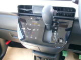 操作しやすいシフトレバーとタッチ式エアコンパネルで運転も楽々です。
