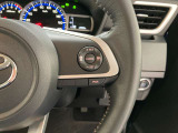 前方の車との車間を設定し、スピードを上げたり緩めたりを自動で行ってくれる追尾式の「レーダークルーズ」。上級装備の一つです!高級車にしかつかない嬉しい機能です。
