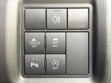 【スマートアシスト】走行中に前方の車両等を認識し、衝突しそうな時は警報とブレーキで衝突回避と被害軽減をアシスト。より安全にドライブをお楽しみいただけます。