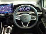 Volkswagen全車共通の上質な本革を使用した手触りのしっとりとしたステアリングです。唯一素肌が触れるハンドルは上位モデルと同じ握り心地になっております。