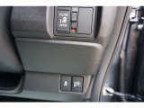 片側電動スライドドア付。通常のドアに比べて、車のボディーに対し平行に開閉し、開けてもスペースを取りません。出入り口が大きいドアはお子様のいるご家庭はもちろん、混んだ駐車場でも大活躍です!