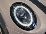 【LEDヘッドライト】先進のLEDテクノロジーを採用。放射される白色光の周波特性は太陽光に近く、バイキセノン・ヘッドライトを上回るコントラストで更に明るく輝きます!