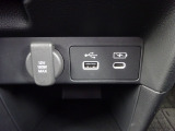 運転席には2種類のUSB接続ジャック付きです。