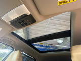 【ガラスルーフ】ガラスルーフ搭載で車内の解放感が一気にアップ!開放的なドライブをお楽しみいただけます。