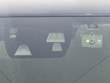 【スマートブレーキサポート】走行中に前方の車両等を認識し、衝突しそうな時は警報とブレーキで衝突回避と被害軽減をアシスト。より安全にドライブをお楽しみいただけます。