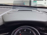 運転視界の遠方上方に虚像を投影することで前を見ながら情報の視認ができます。本当にドライバーが必要な情報を適切に伝え、楽しんで頂くことを考えた新世代装備です。※虚像は1.5m前方に浮かぶイメージです。