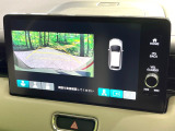【マルチビューカメラシステム】専用のカメラにより、上から見下ろしたような視点で360度クルマの周囲を確認することができます☆死角部分も確認しやすく、狭い場所での切り返しや駐車もスムーズに行えます。